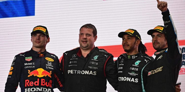 Se queda Lewis Hamilton con el GP de Qatar; ‘Checo’ Pérez, cerca del podio