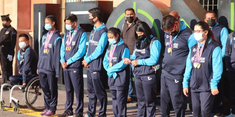 Entregan distintivo ‘Soy de León’ a medallistas leoneses en Juegos Paranacionales 2021