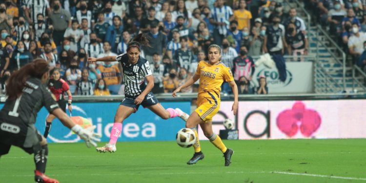 Rayadas y Tigres viven un auténtico duelo de final y empatan en la ida por el título femenil