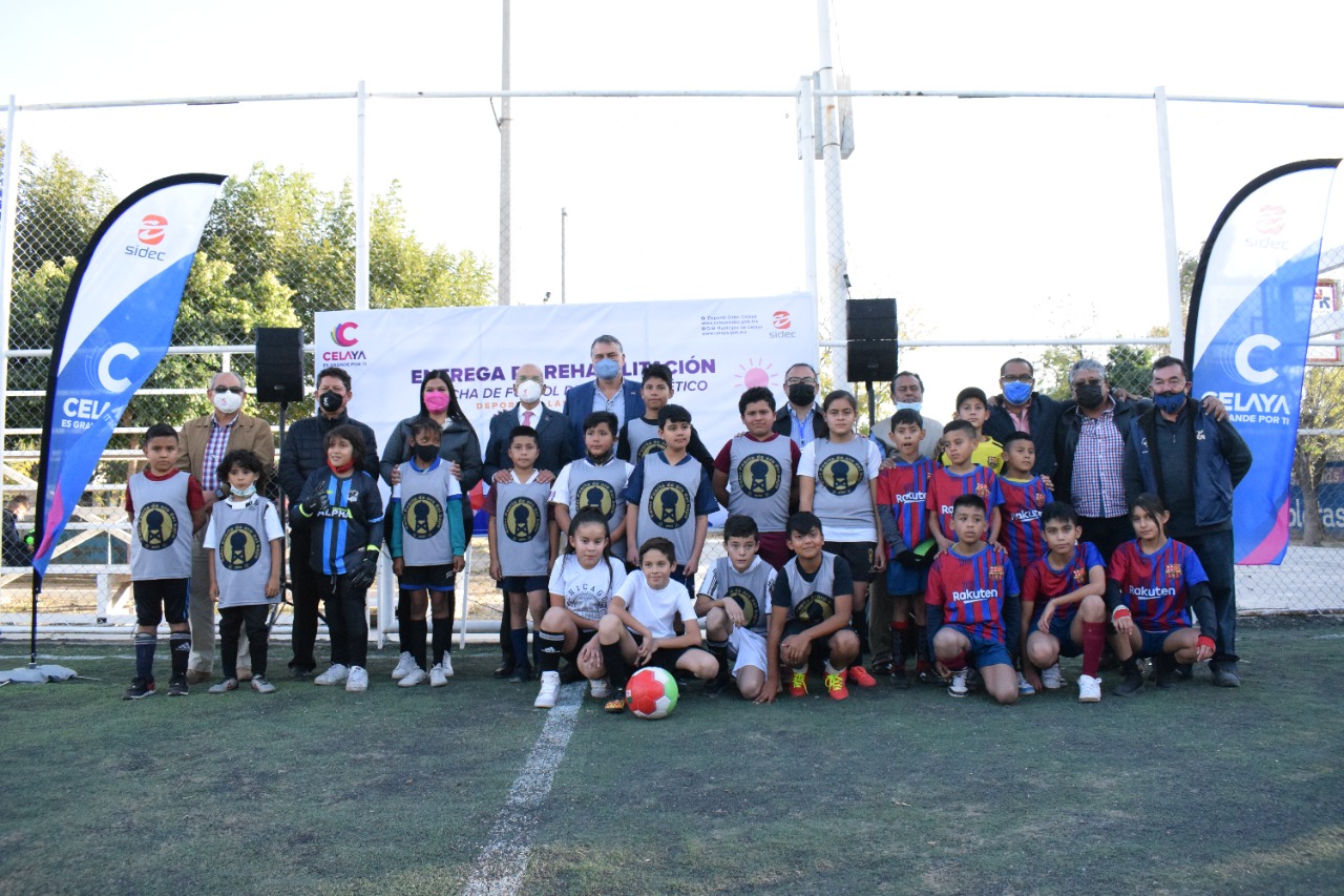 Rehabilitan cancha de pasto sintético en Deportiva Las Jacarandas en Celaya