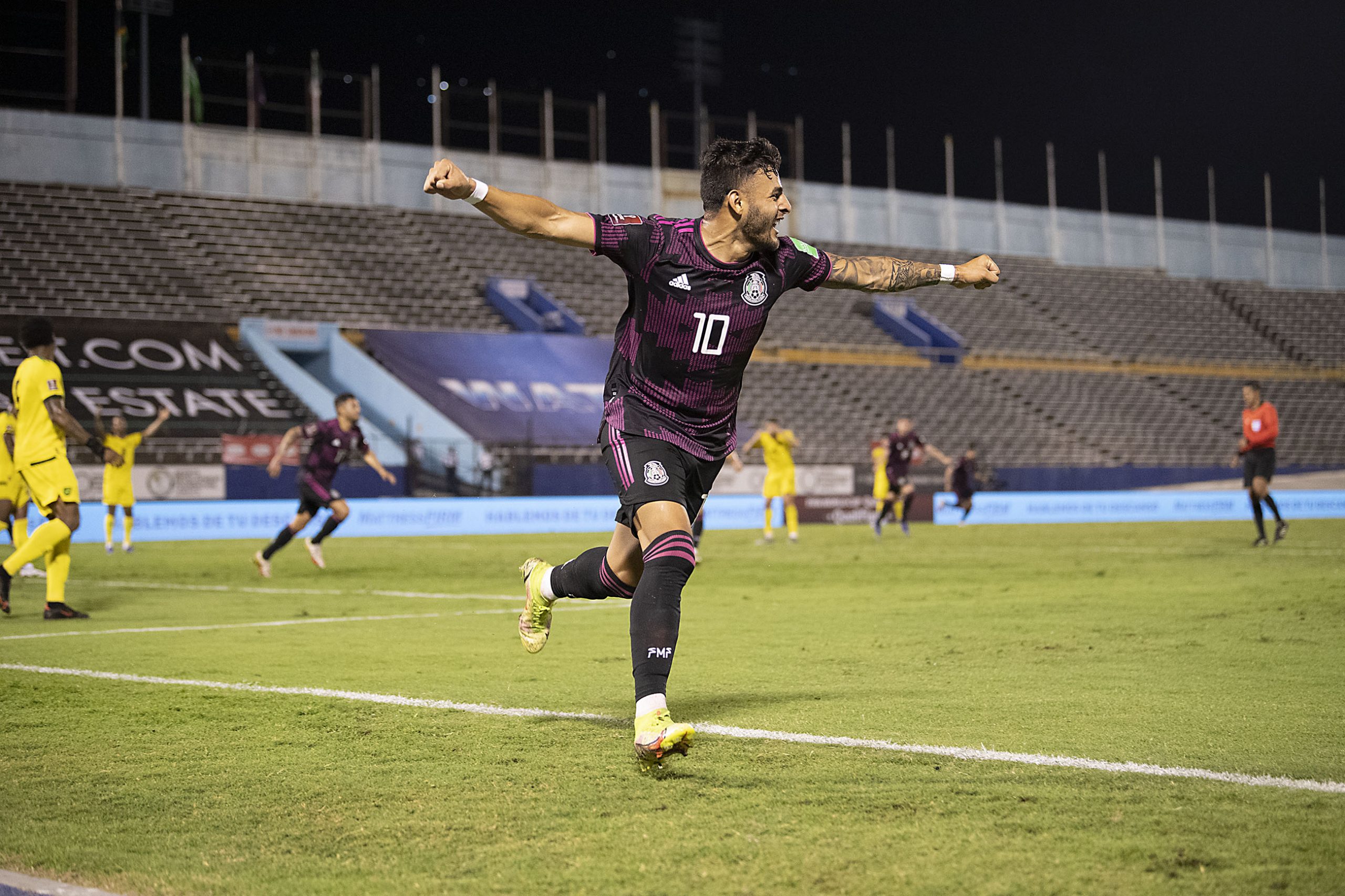 México remonta y se salva de la tragedia en Jamaica