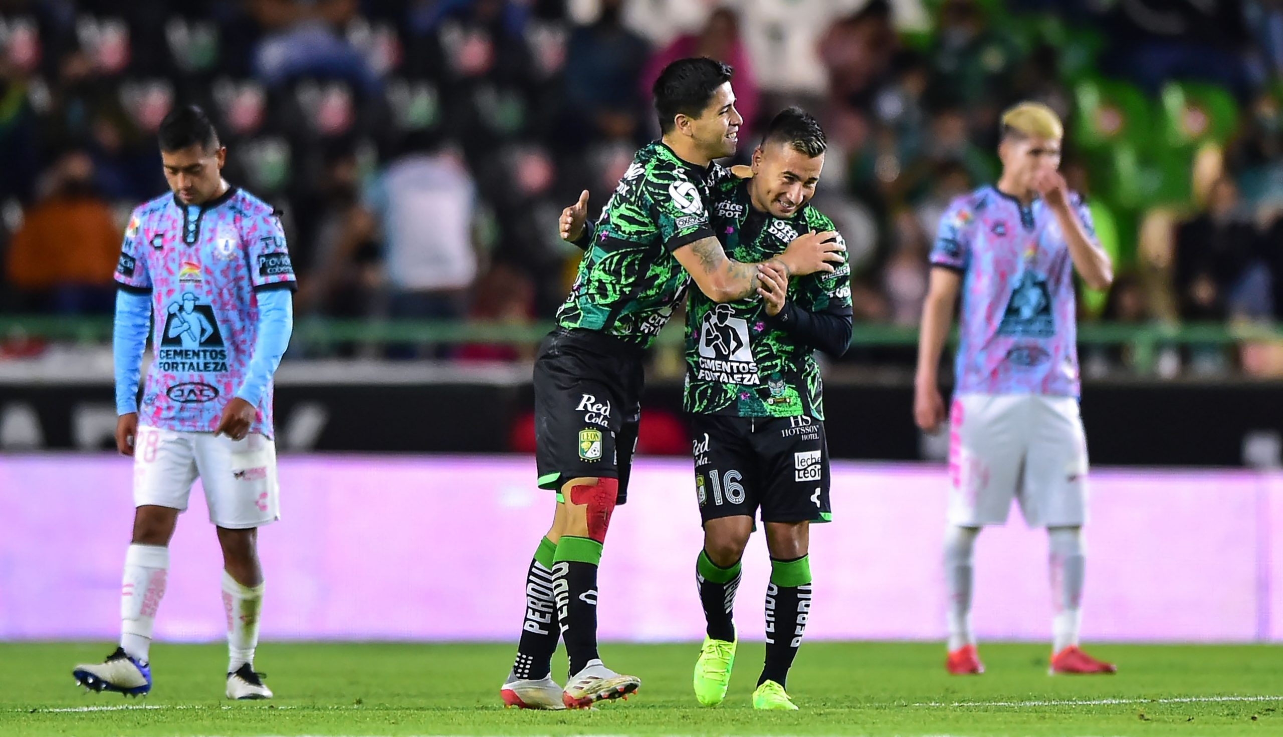 León aumenta revoluciones y derrota a su ‘hermano’ Pachuca