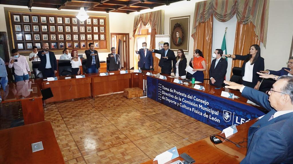 Rinde protesta el nuevo Consejo Directivo de la Comude León