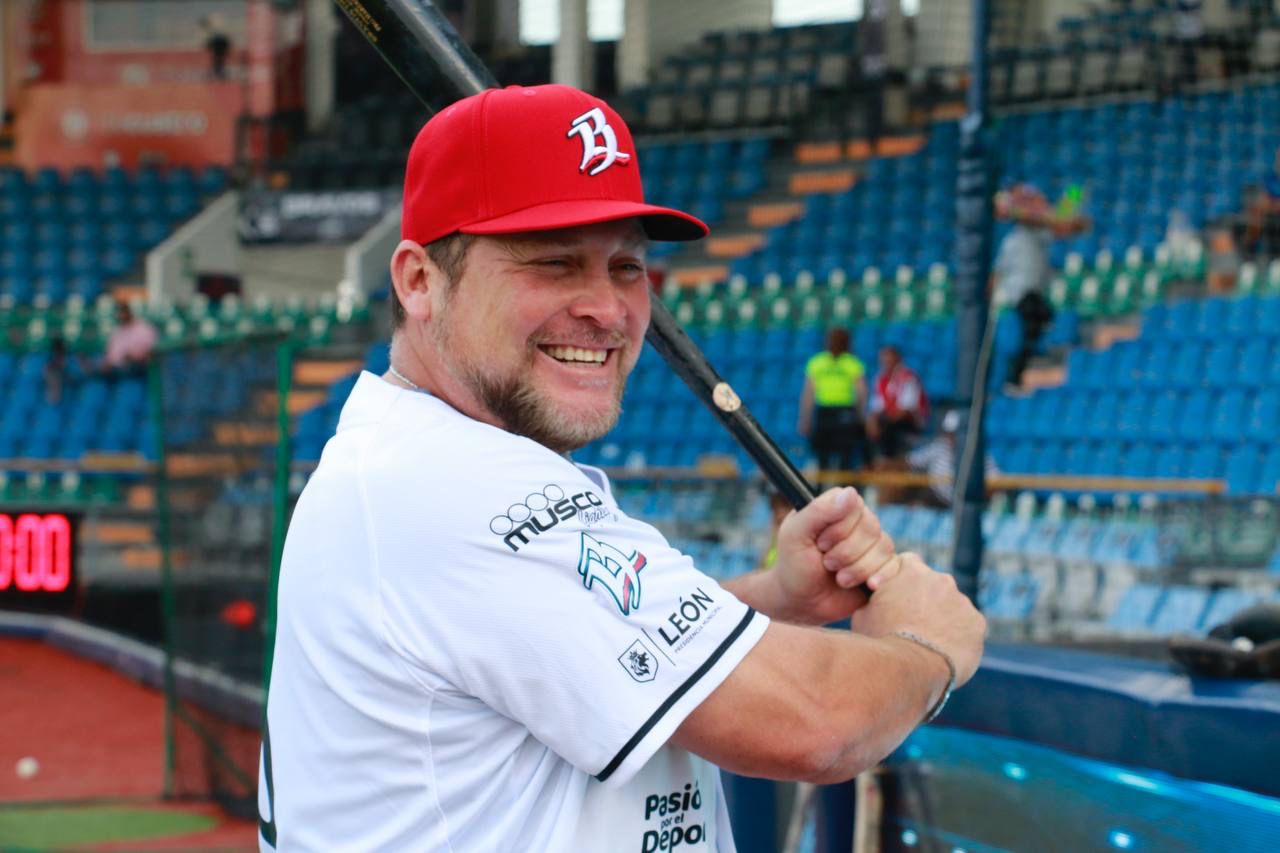 Karim García toma las riendas de los Bravos de León como nuevo manager