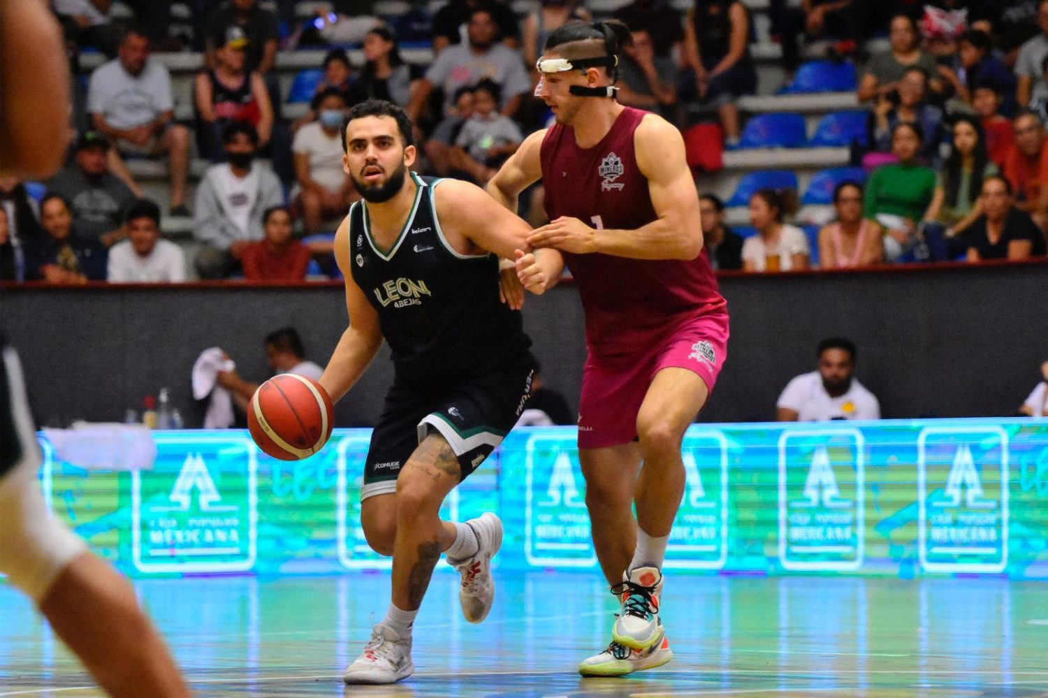 Abejas de León vence a Mineros en su presentación en el Domo de la Feria