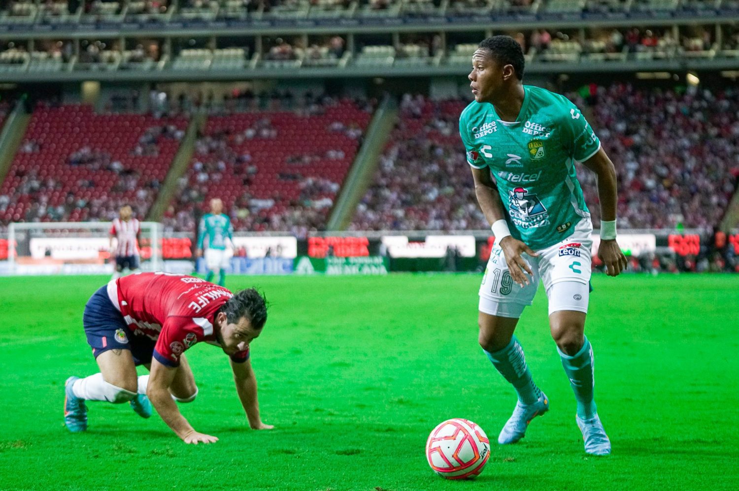 León evita la derrota ante Chivas y empata, pero le cuesta llegar al triunfo