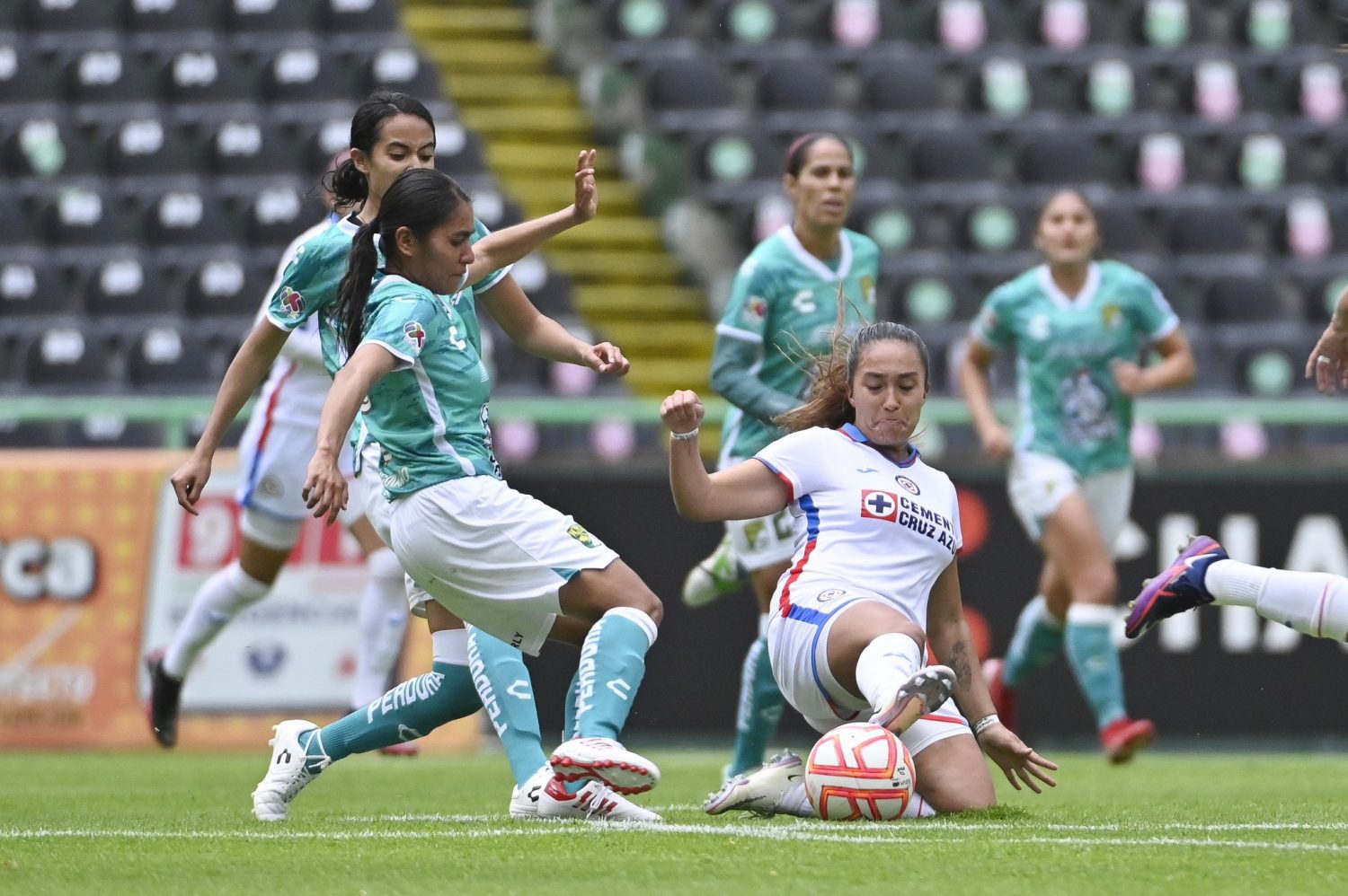 León Femenil sucumbe ante Cruz Azul en juego pasado por lluvia