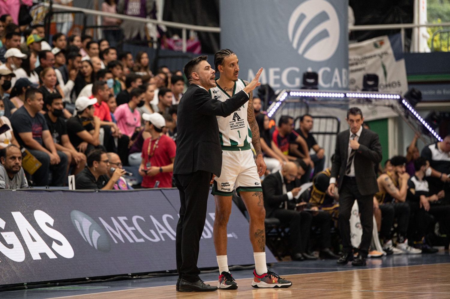 Abejas de León divide serie ante Halcones de Xalapa con canastas de último segundo