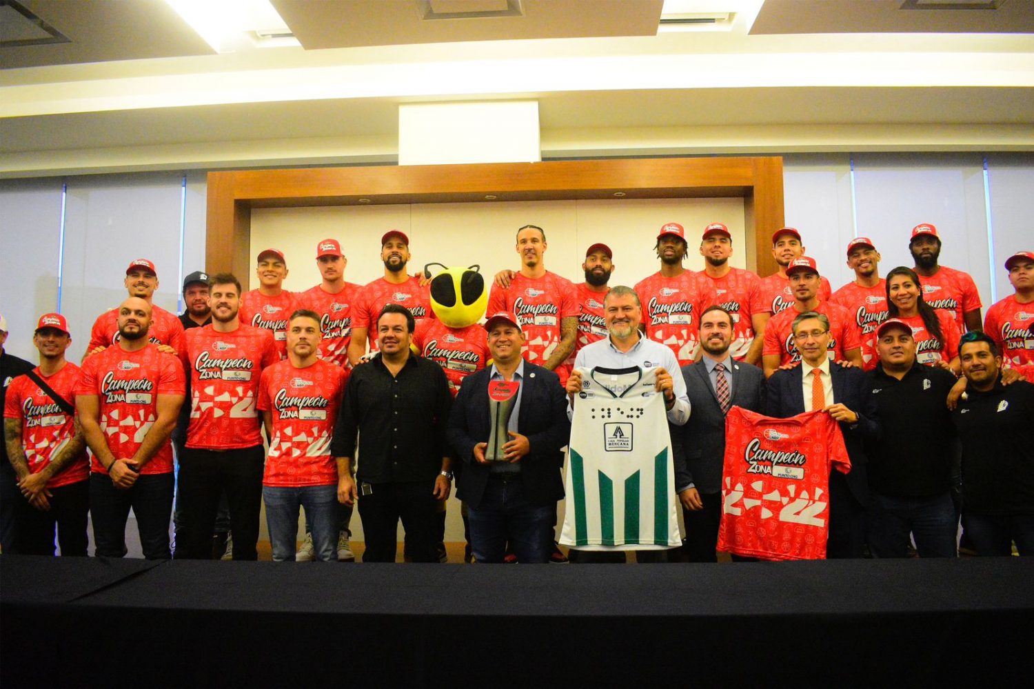 Entrega Abejas de León trofeo del campeón de zona al gobernador Diego Sinhue