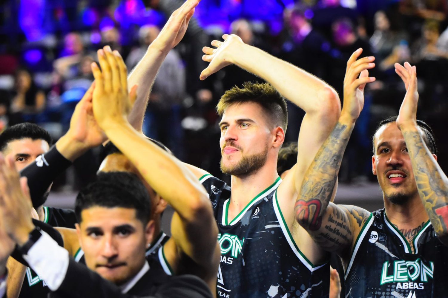 ¡Van dos! Abejas de León da golpe de autoridad y vence otra vez a Astros