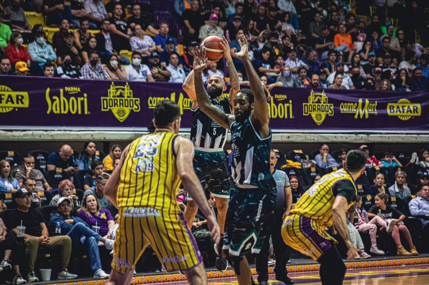 Sorprenden Abejas de León y le pega primero como visitante a Dorados