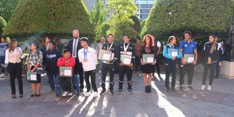 Galardonan con premio Soy de León a Abejas de León y a deportistas destacados
