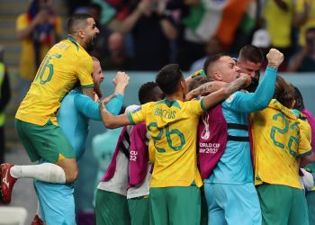 Australia derrota y elimina a la decepcionante Dinamarca