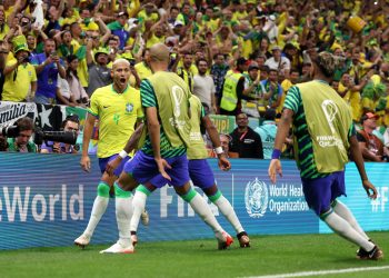 Richarlison guía a Brasil a un debut victorioso contra Serbia