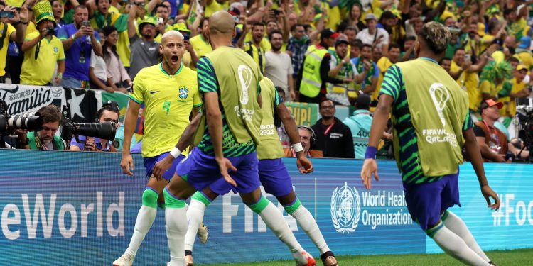 Richarlison guía a Brasil a un debut victorioso contra Serbia