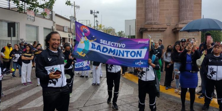 Con 400 deportistas, participa Comude León en desfile de la Revolución Mexicana