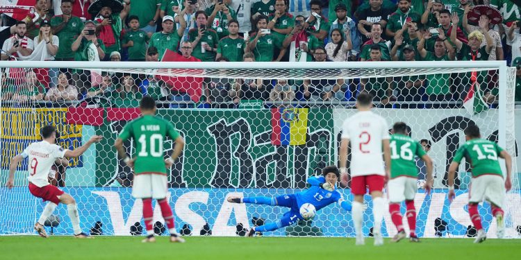 México domina a Polonia pero no pudo derrotarla; Ochoa, el héroe al detener penal