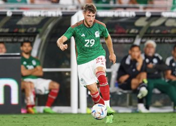 ¿Santiago Giménez, fuera? Gerardo Martino opta por Raúl Jiménez