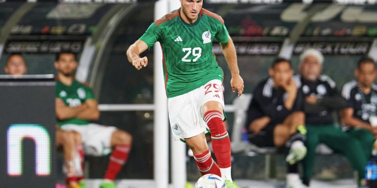 ¿Santiago Giménez, fuera? Gerardo Martino opta por Raúl Jiménez