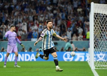 Argentina, de la mano de Messi, se impone a Australia y sigue vivo el sueño del título