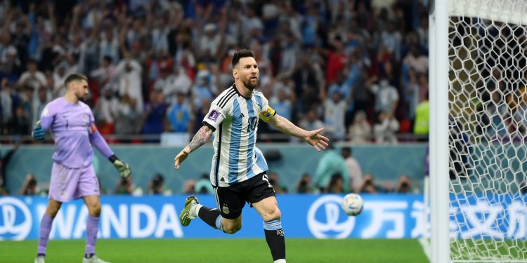 Argentina, de la mano de Messi, se impone a Australia y sigue vivo el sueño del título