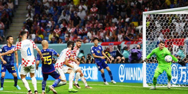 Con su portero como figura, Croacia elimina a Japón