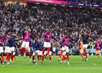 Con drama, Francia se impone a Inglaterra y llega a semifinales