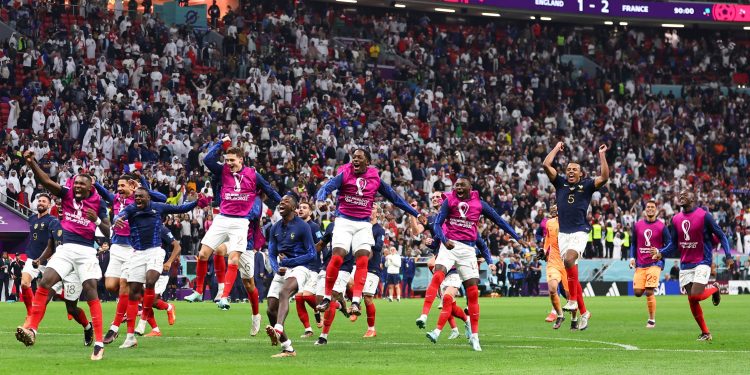 Con drama, Francia se impone a Inglaterra y llega a semifinales