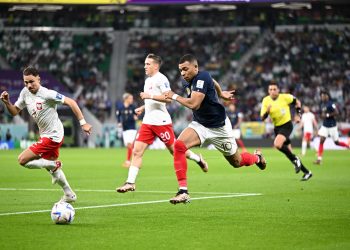 Francia sigue con paso de campeón y elimina a Polonia