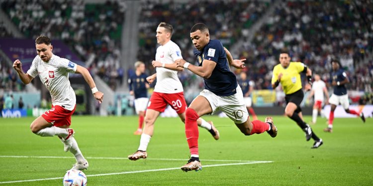 Francia sigue con paso de campeón y elimina a Polonia