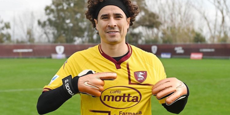 Guillermo Ochoa ya fue presentado con el Salernitana de Italia