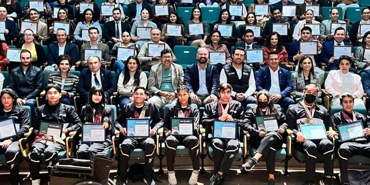 Reconocen a medallistas leoneses de Juegos Paranacionales 2022