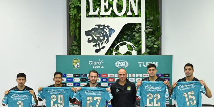¡ARMADOS! – León le dio la bienvenida a sus cinco refuerzos