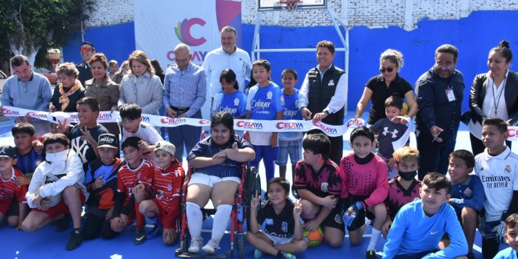 Rehabilitan cancha de usos múltiples en la colonia Las Insurgentes