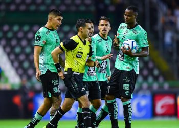 Perdona León y Rayados le roba el empate con ayuda arbitral