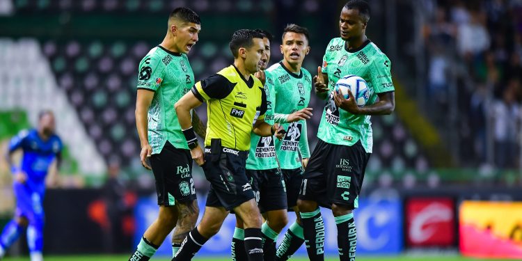 Perdona León y Rayados le roba el empate con ayuda arbitral