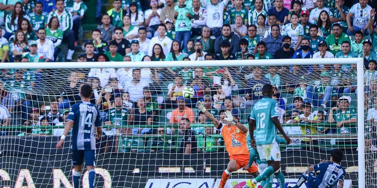 León cae ante Pachuca y no camina con Larcamón