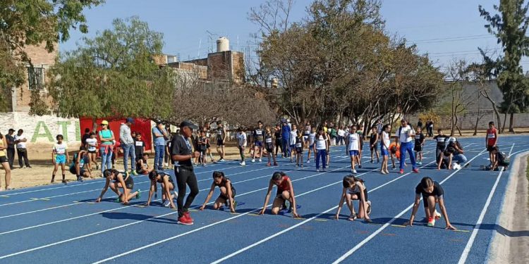 Reaperturan pista de la deportiva del Coecillo con más de 300 corredores
