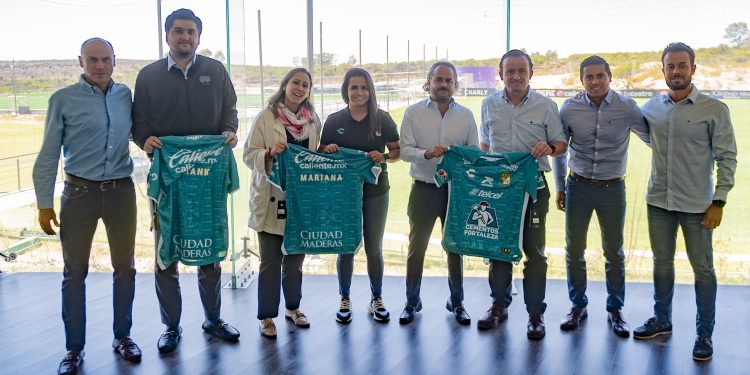 Visita Mikel Arriola a directiva del Club León