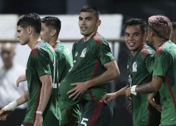 Batalla México para vencer a Surinam en el debut de Diego Cocca