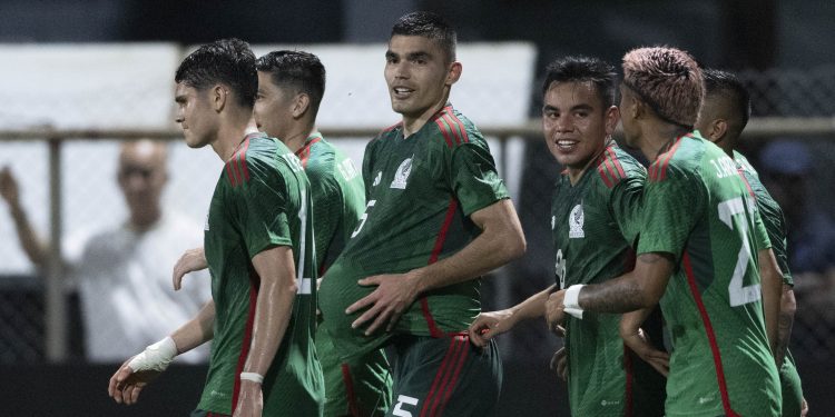 Batalla México para vencer a Surinam en el debut de Diego Cocca