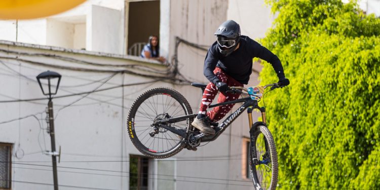 Camilo Sánchez y Juanfer Vélez conquistan el Guanajuato Cerro Abajo