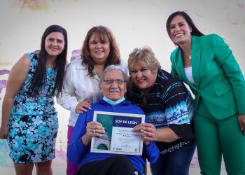 Don Antonio ‘La Tota’ Carbajal es reconocido con el galardón ‘Soy de León’