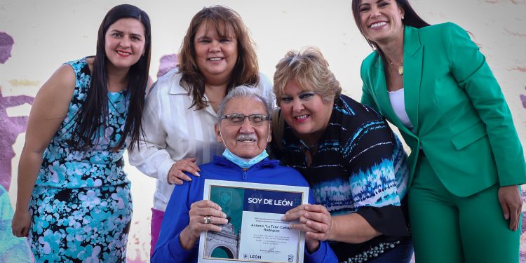 Don Antonio ‘La Tota’ Carbajal es reconocido con el galardón ‘Soy de León’