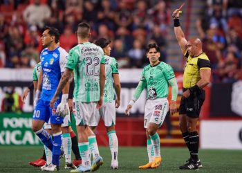 Sufre León con un hombre menos pero le alcanza para el empate ante Xolos