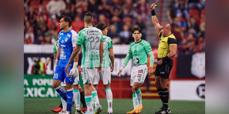 Sufre León con un hombre menos pero le alcanza para el empate ante Xolos