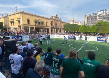 Leyendas del León y Unión de Curtidores ofrecen espectáculo en el centro de la ciudad