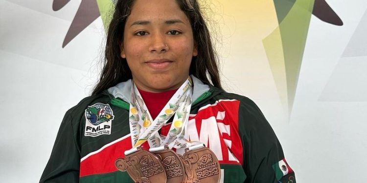 Ángeles Cruz, pesista veracruzana, obtiene tres bronces en el Panamericano Juvenil Sub 20 en Colombia