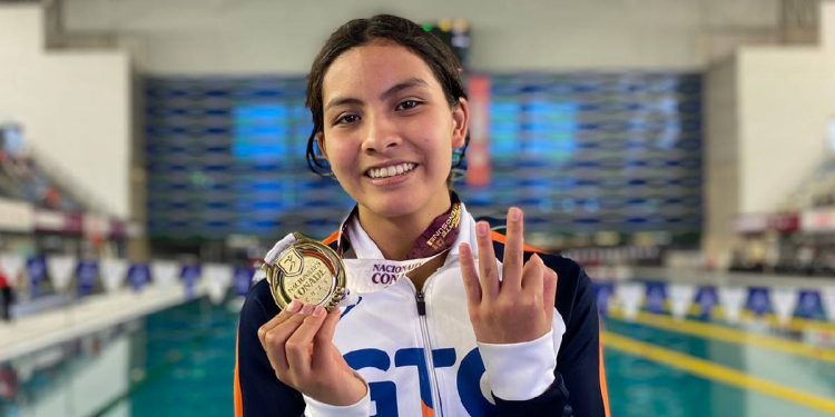 Suma Ximena Pérez su tercer oro en natación para Guanajuato
