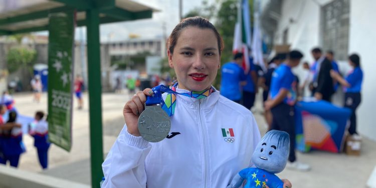 Andrea Palafox brilla con plata en Juegos Centroamericanos y del Caribe.